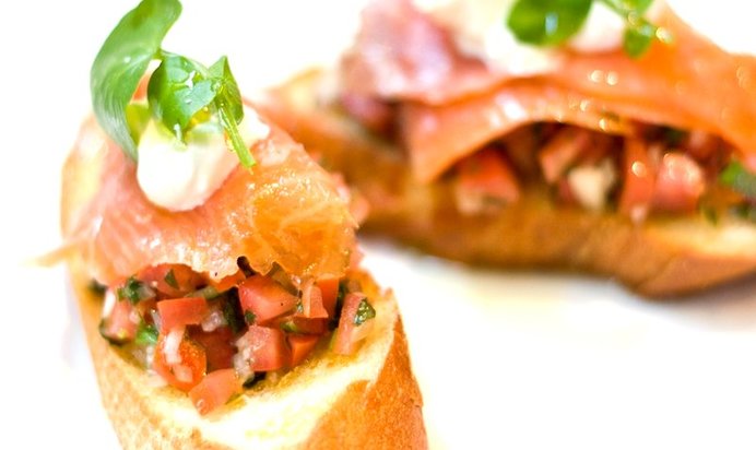 Брускетта с семгой