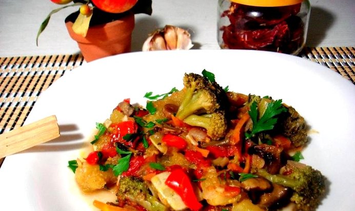 Овощное рагу с брокколи и грибами