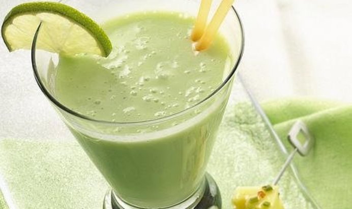 Коктейль из замороженного йогурта с лаймом и бананом