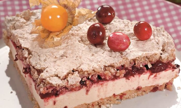 Торт-безе с ежевикой и вишней