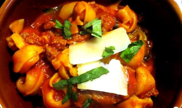 Тортеллини с колбасой и томатным соусом