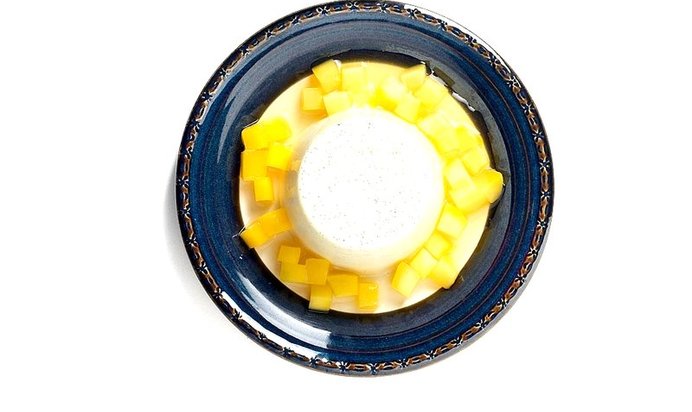 Ванильная панна-котта с манго в сиропе