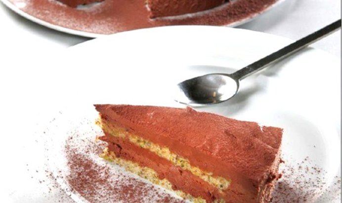 Шоколадный торт с фисташками и оливковым маслом