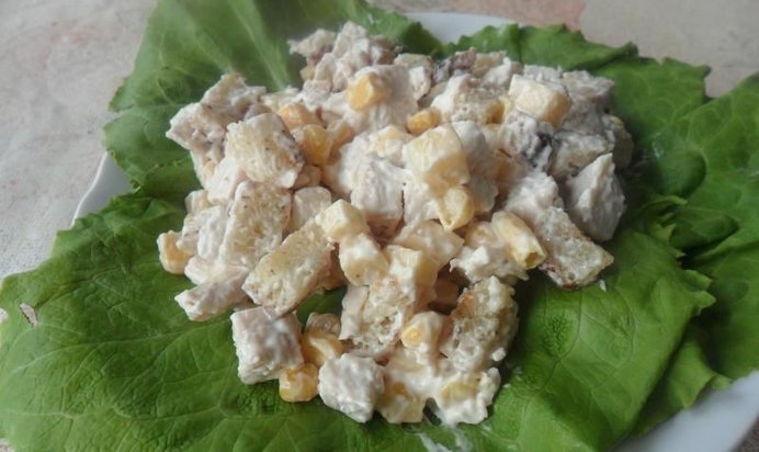 Салат с сухариками и курицей