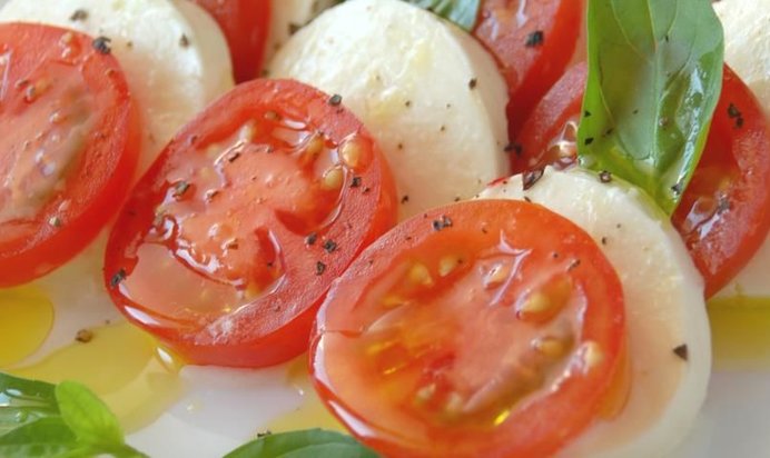 Салат «Капрезе» с моцареллой