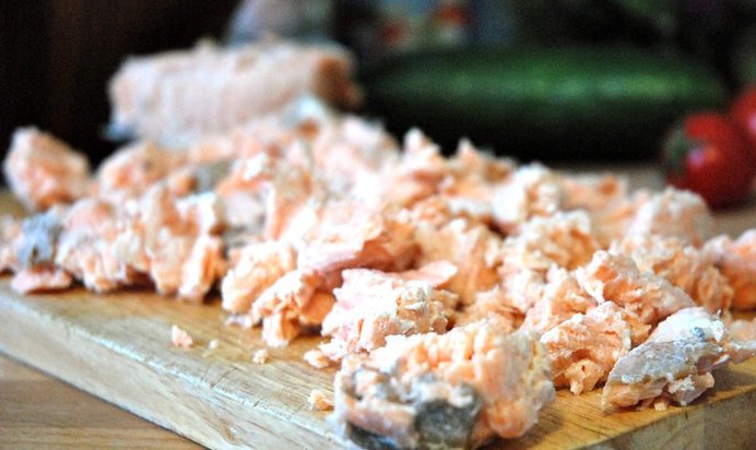 Зеленый салат с семгой и фетой