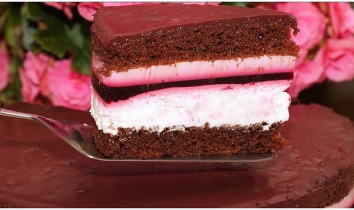 Шоколадный торт со сливочно-смородиновой прослойкой