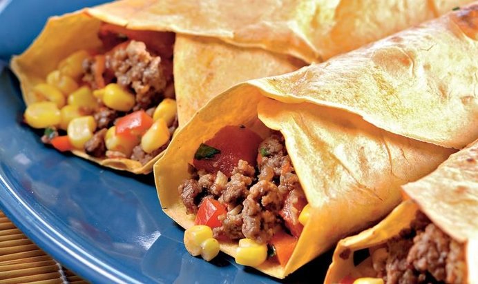 Тортильяс с кукурузно-мясной начинкой и овощной сальсой