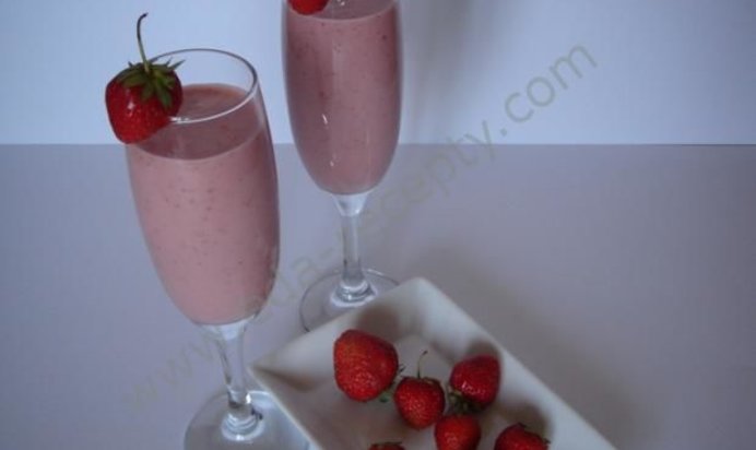 Монгольский клубнично-апельсиновый коктейль