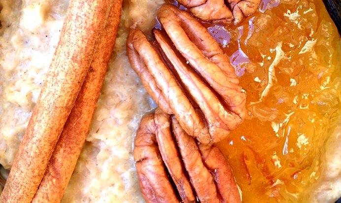Овсяная каша с пряностями, пеканом и апельсиновым джемом