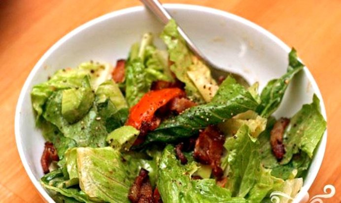 Салат из помидоров с беконом