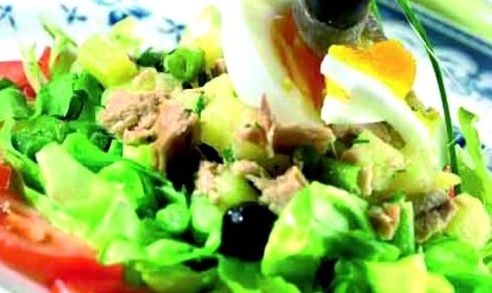 Летний салат с тунцом, огурцами и рукколой