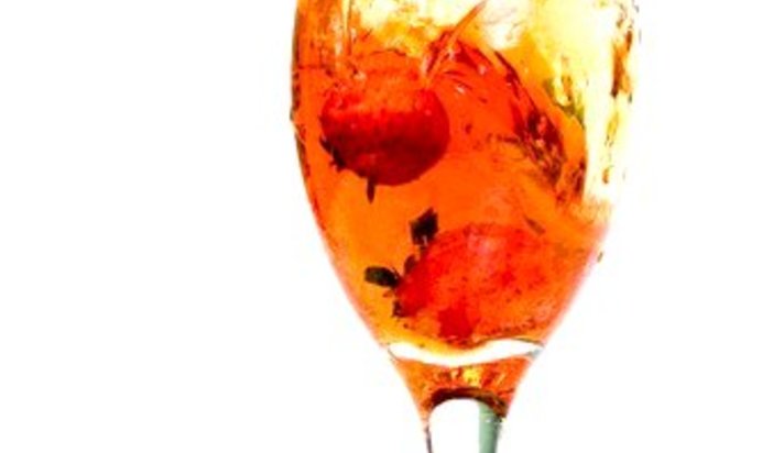 Холодный пунш с имбирным элем, гренадином и клубникой