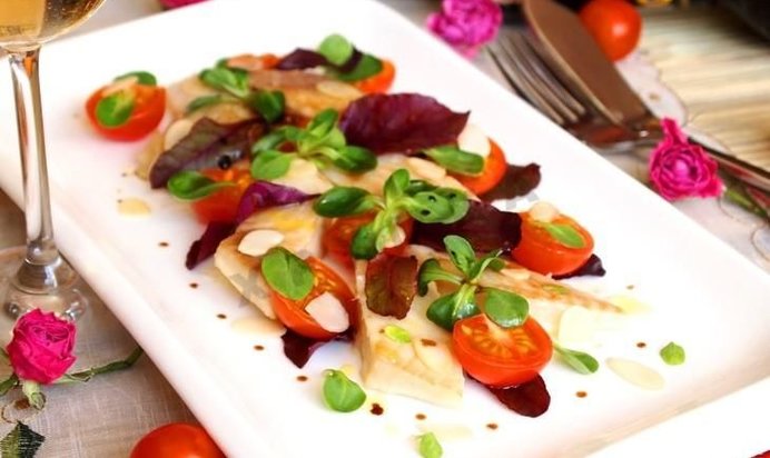 Паровая тилапия с помидорами черри и салатным миксом