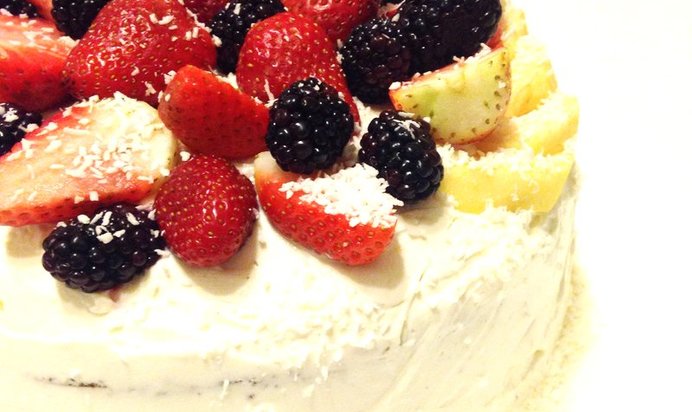 Бисквитный торт с кремом из творожного сыра