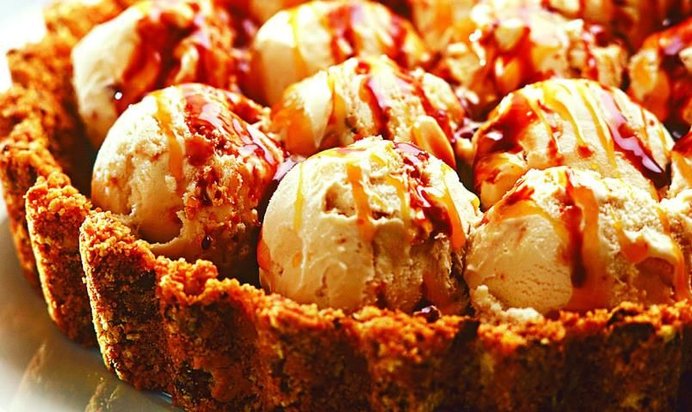 Открытый торт с ореховым мороженым
