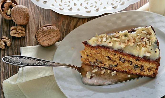 Морковный торт с грецкими орехами