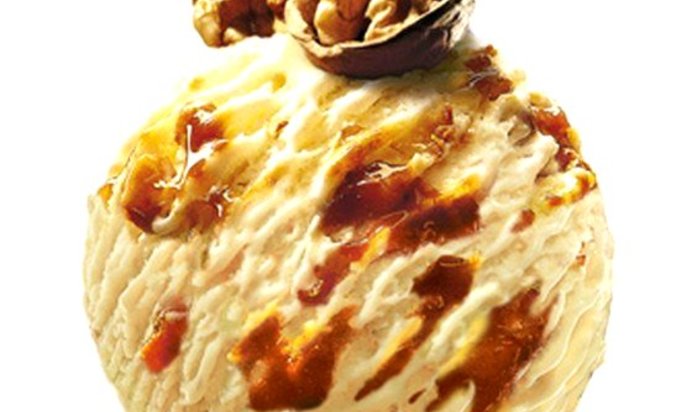 Мороженое с грецким орехом и кленовым сиропом