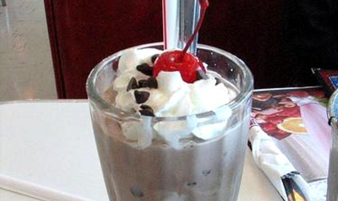 Коктейль Царский сюрприз с шоколадной крошкой