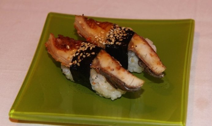 Суши с угрем