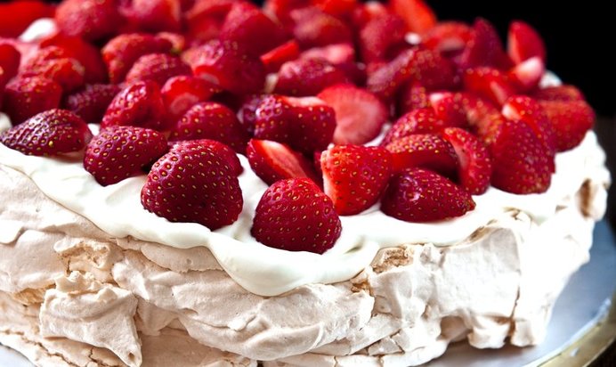 Торт «Павлова» с клубникой