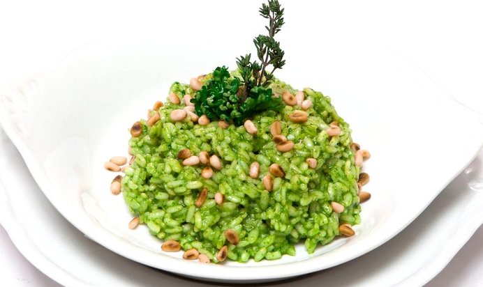 Ризотто с соусом песто и кедровыми орешками
