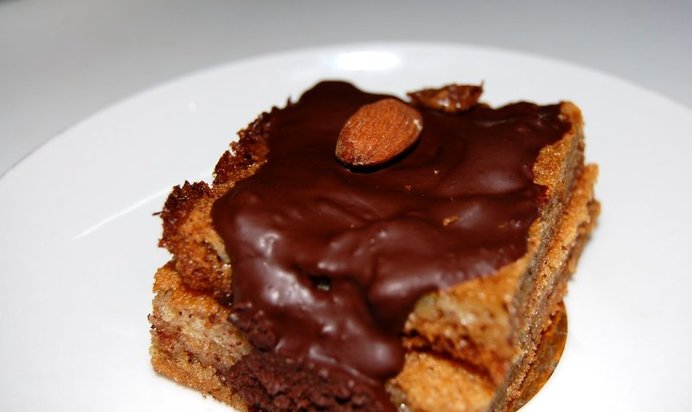 Миндальные пирожные в шоколадной глазури