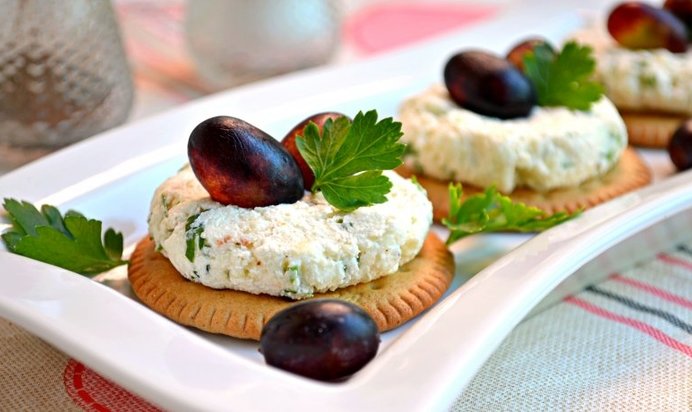 Закуска из брынзы, творога и винограда на крекерах
