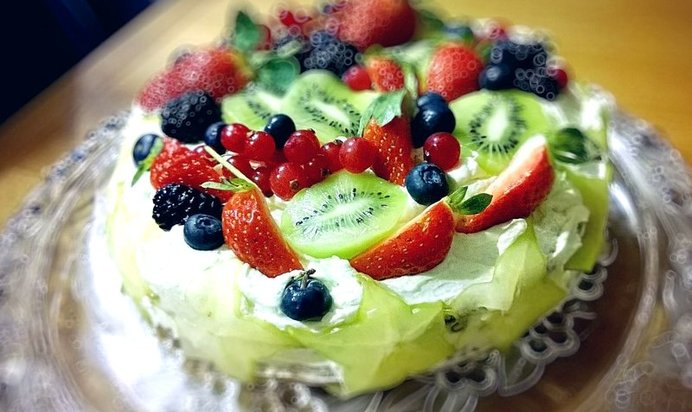 Торт с творожно-сливочным кремом и фруктами