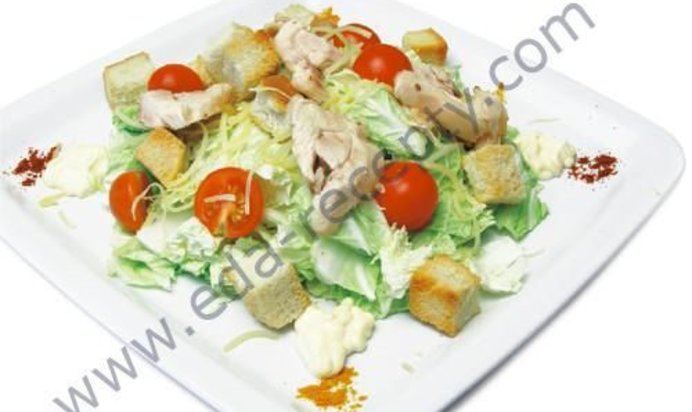 Салат с сухариками и мясом Вкусняшка