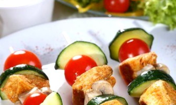 Куриные шашлыки с грибами и черри