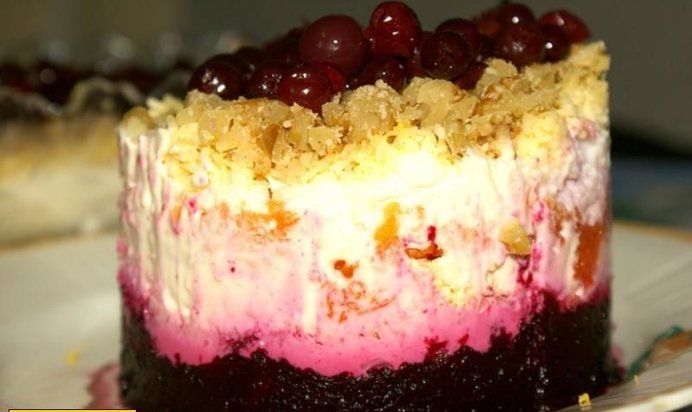 Салат с брусникой слоёный