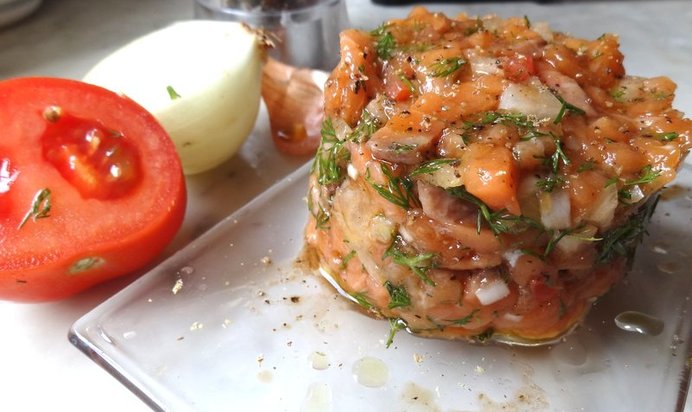 Тартар из лосося с помидорами