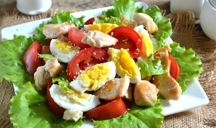 Салат Цезарь с курицей и сухариками