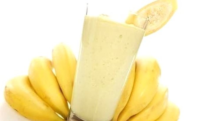 Легкий банановый коктейль с йогуртом и овсяными хлопьями