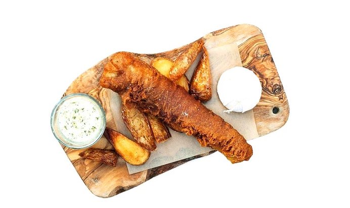 Фиш-энд-чипс с соусом тартар