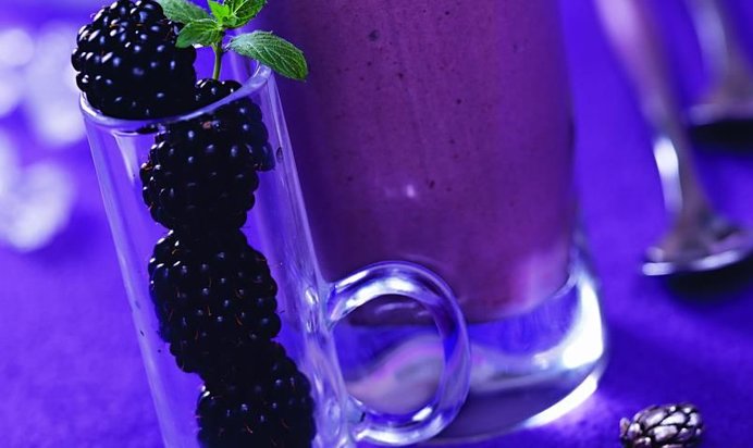 Коктейль из ревеня и ежевики