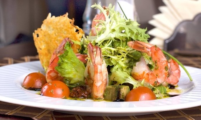 Салат с креветками и листьями салата