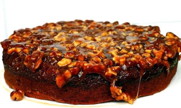 Перевернутый банановый пирог с ореховой карамелью