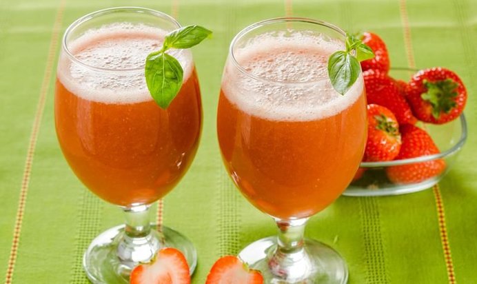 Клубничный напиток с базиликовым льдом