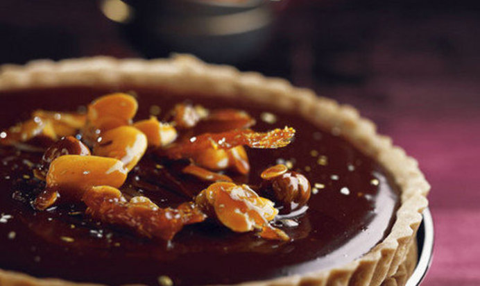 Шоколадный торт с засахаренными орехами