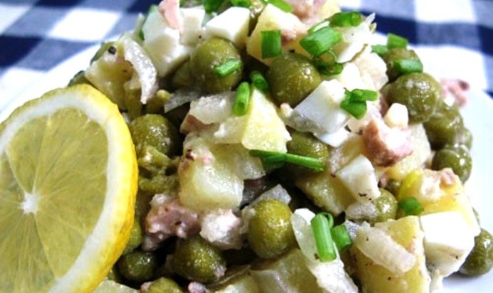 Простой салат из печени трески