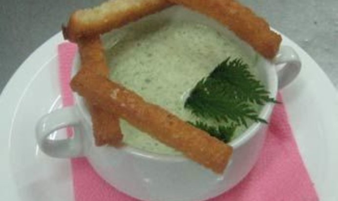 Гороховый суп-пюре со шпинатом и крапивой