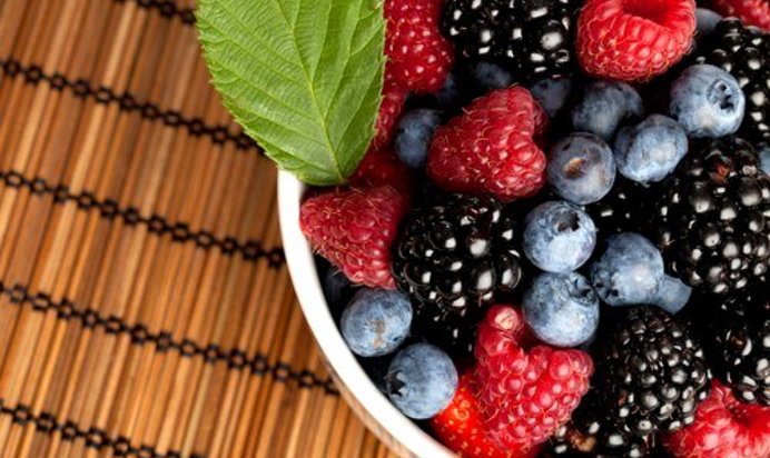 Ягодный салат с мятой и апельсиновым ликером