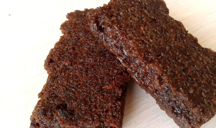 Шоколадное пирожное в сахарном сиропе