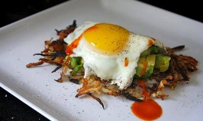 Картофельные оладьи с яйцом и авокадо