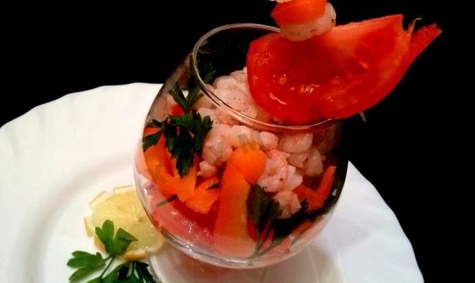 Салат морской коктейль с креветками