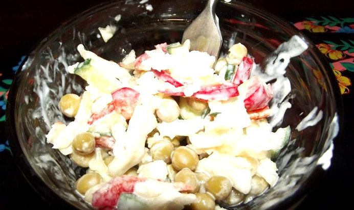 Салат с капустой и зеленым горошком
