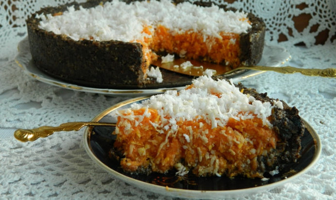 Сыроедческий морковный торт