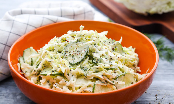 Салат из молодой капусты с яйцом